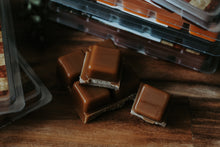 Load image into Gallery viewer, Krackle Wax Melts | Spring Break | 4 oz Scented Wax Melts | Made in The USA | Nectarine, Apricot &amp; Blood Orange Fragrance
